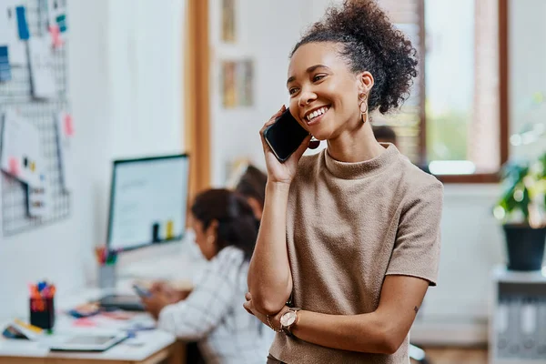 Mutlu Müşteri Mutlu Patron Modern Bir Ofiste Akıllı Telefon Kullanan — Stok fotoğraf