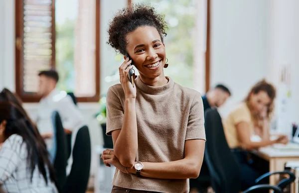 Chodzi Kogo Znasz Młoda Bizneswoman Korzystająca Smartfona Nowoczesnym Biurze — Zdjęcie stockowe