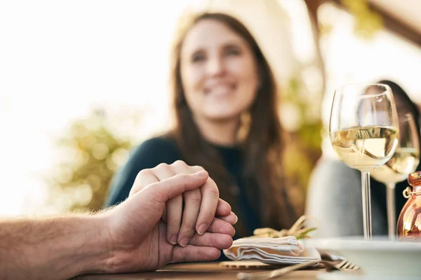 Casal Jantar Mãos Dadas Para Celebrar Amor Apoio Casamento Juntos — Fotografia de Stock