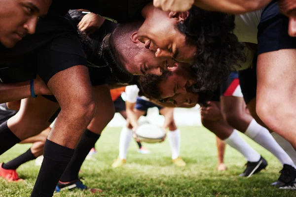 Wsiadaj Mamy Mecz Wygrania Grupa Młodych Graczy Rugby Scrum Boisku — Zdjęcie stockowe