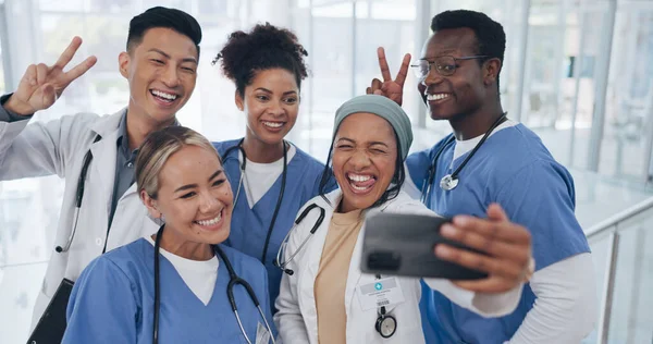 Médicos Equipe Selfie Com Diversidade Grupo Saúde Felicidade Com Colaboração — Fotografia de Stock