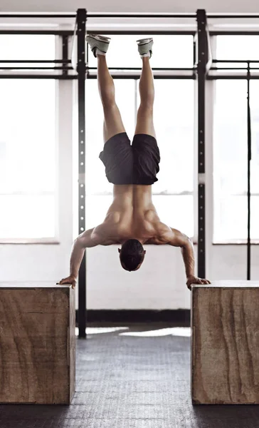 Aufbau Seines Körpers Durch Gleichgewicht Rückansicht Eines Jungen Mannes Der — Stockfoto