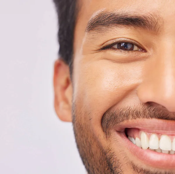 面部和牙齿的男人与牙龈 口腔和口腔卫生隔离与工作室白色背景 美白的治疗方法能让快乐的男性感到兴奋 — 图库照片