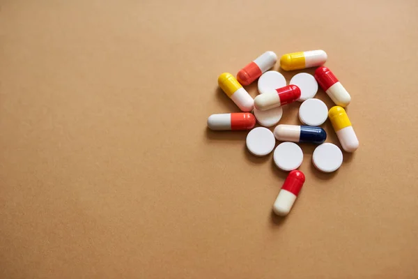 Pożegnaj Się Tym Cię Trapi Studyjne Ujęcie Stosu Różnych Tabletek — Zdjęcie stockowe
