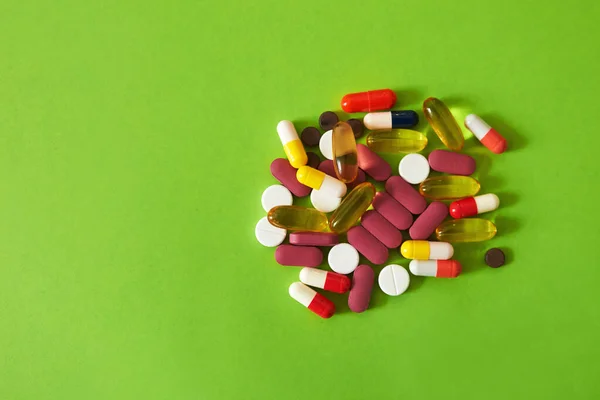 Mały Rozmiar Duży Zdrowie Studyjne Ujęcie Stosu Różnych Tabletek Zielonym — Zdjęcie stockowe