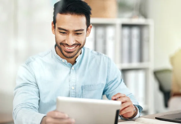 有创意的亚洲男人 平板电脑和微笑为规划 设计或社交媒体在写字台 快乐的男性员工在触摸屏上笑着询问工作场所的商业计划 策略或在线浏览 — 图库照片