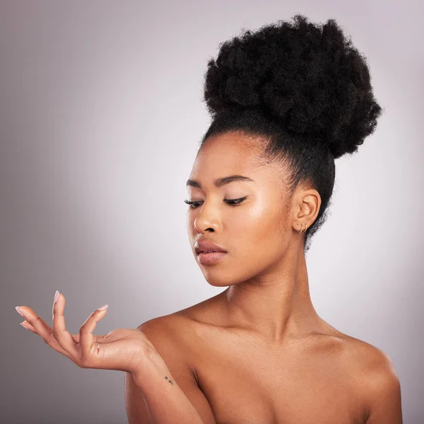 美容美发 手部有产品放置于白底化妆品的黑人妇女 工作室 模特儿和化妆品演示 带有发光皮肤和温泉或沙龙治疗的非洲模型 — 图库照片