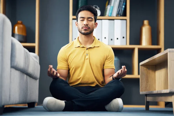 Meditation Zen Slappe Mand Stueetagen Med Rolig Vejrtrækning Motion Tid - Stock-foto