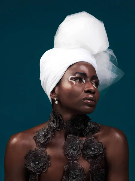 Piękna Awangarda Studio Zdjęcia Atrakcyjnej Młodej Kobiety Pozującej Tradycyjnym Afrykańskim — Zdjęcie stockowe