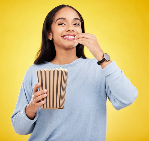 Mujer Está Comiendo Palomitas Maíz Felicidad Retrato Con Merienda Para —  Fotos de Stock
