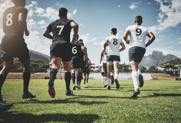 Wedstrijd Begonnen Low Angle Shot Van Twee Gefocuste Jonge Rugbyteams — Stockfoto