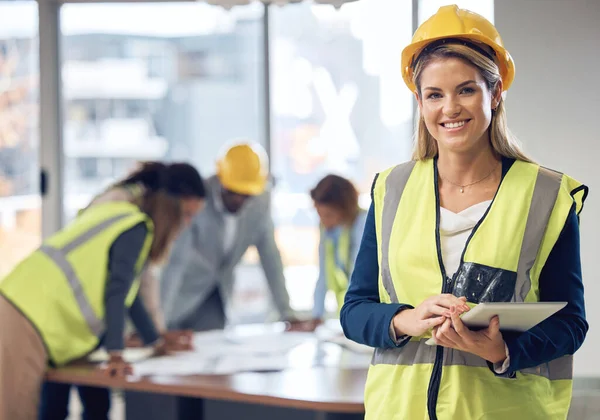 办公室会议 建筑或规划架构领导职位中的妇女 建筑师和石碑 工作场所工业团队管理用触摸屏的快乐女工程师的肖像 — 图库照片