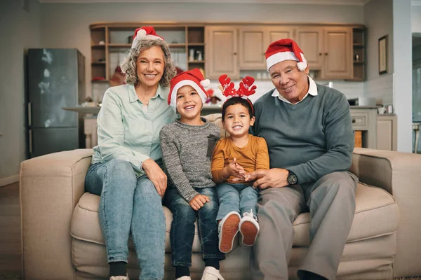 Retrato Avós Com Filhos Chapéus Natal Relaxando Sofá Sala Estar — Fotografia de Stock