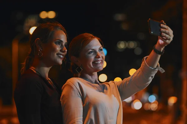 Abbiamo Vinto Turno Notte Due Donne Affari Che Fanno Selfie — Foto Stock