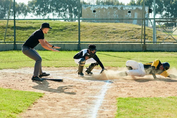 Objetivo Deslizarse Hábilmente Base Tiro Longitud Completa Joven Jugador Béisbol —  Fotos de Stock