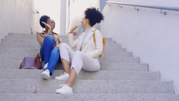 Femmes High Five Copines Dans Les Escaliers Extérieurs Avec Bonheur — Video