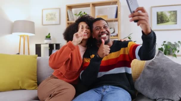 Selfie Thuisbank Koppel Met Geluk Grappig Handgebaar Voor Mobiele Foto — Stockvideo