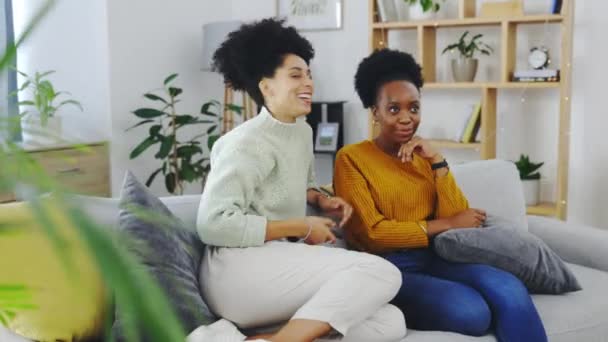 Lucu Wanita Dan Teman Teman Sofa Menonton Televisi Dan Bersantai — Stok Video