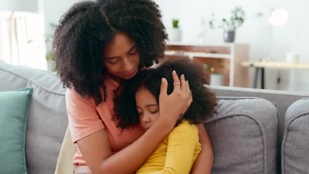 Θλιβερή Άνετη Και Μητέρα Παιδί Στον Καναπέ Για Συμπόνια Συναισθηματική — Αρχείο Βίντεο