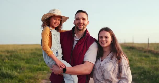 Aile Anne Baba Kız Tatilde Kırsalda Birlikte Rahatlamak Mutlu Olmak — Stok video