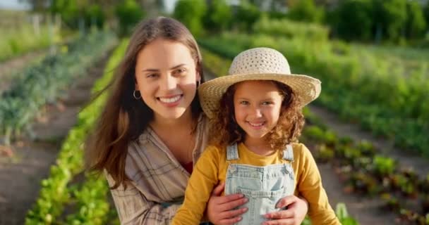 Mezőgazdaság Gazdálkodás Mezőgazdasági Termelő Lány Boldog Friss Növényi Ökológiai Növekedés — Stock videók