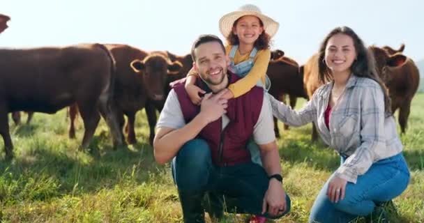 Jordbruk Boskap Och Familj Med Kärlek Till Hållbarhet Djuruppfödning Och — Stockvideo