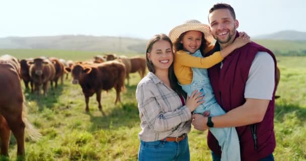 自然環境 田舎の持続可能性の風景の中で牛と農場に結合母 父または少女 乳製品 牛肉のための牛と肖像画 笑顔や幸せな農家の家族 — ストック動画
