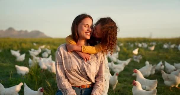 母親の日 アルゼンチンでの旅行や休日に鶏と農場で一緒に抱擁 子供と母親 幸せな 肖像画とキスから女の子とともに彼女のお母さんでフィールド上の動物と休暇中 — ストック動画