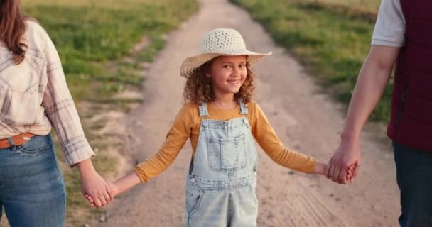 畑や草原の砂の道で両親と手を携えている女の子と家族 農場や農業 持続可能性 愛と彼女の母親と父親と手をつないで娘の手で夏 — ストック動画