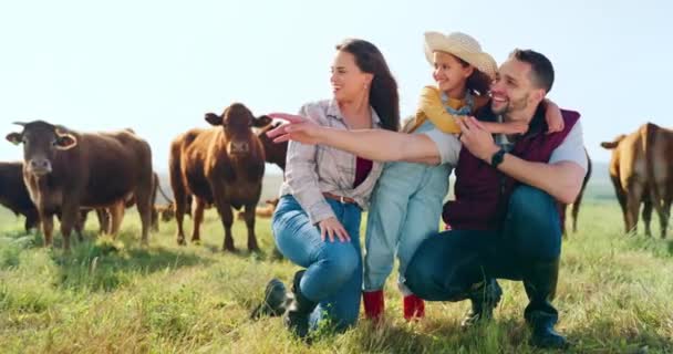 自然豊かな田園地帯の景色を眺めながら 持続可能なフィールドでの農場 農業と緑の環境を楽しんで女の子の子供と持続可能性と幸せな両親 — ストック動画