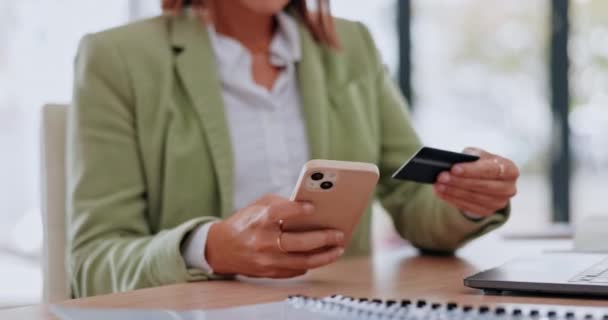 クレジットカード 女性の手によるオフィスワークスペースでのビジネス取引 オンラインショッピング フィンテック決済 ウェブサイトローンのための銀行モバイルアプリにセキュリティ番号を入力する専門家 — ストック動画