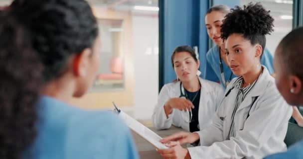 Lekarze Pielęgniarki Lub Kobiety Schowku Podczas Spotkań Współpracy Lub Pracy — Wideo stockowe