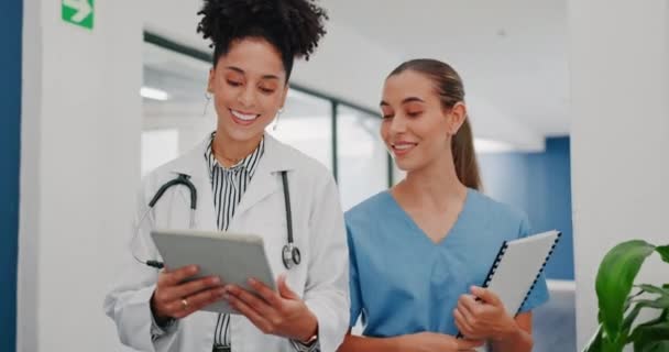 在繁忙的医院 在平板电脑上行走 交谈或工作 团队合作或合作进行外科规划 医药或人寿保险 用技术或纸张微笑 快乐或规划保健妇女 — 图库视频影像