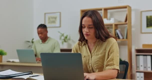 女性は ノートを書いて起動し ノートパソコン 管理やスケジュールのためのフォーカスや計画 管理のためのコンピュータでのオフィス 女の子と入力し 戦略のための目標とノートブック — ストック動画
