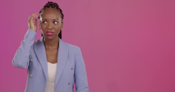 Запутавшийся Озадаченный Лицо Черной Женщины Студийном Мышлении Задумчивый Невежественный Розовом — стоковое видео