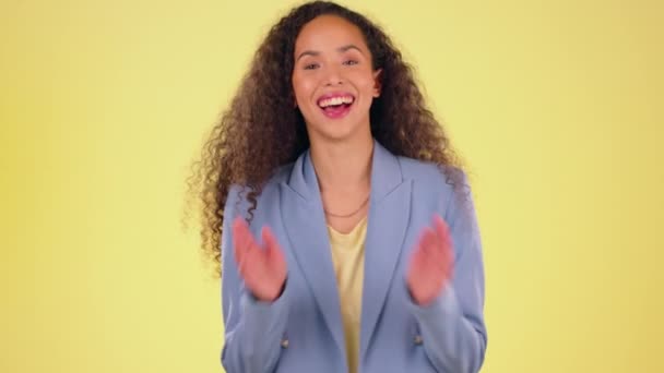Față Femeie Culoare Aplauze Pentru Sărbătoare Succes Doamnă Fundal Studio — Videoclip de stoc