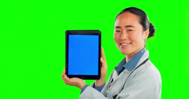 Layar Hijau Tablet Dan Wajah Dokter Terisolasi Latar Belakang Studio — Stok Video