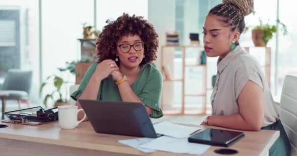 ラップトップ チームワークと営業プロジェクトを計画するためのオフィスミーティングでビジネス女性 混合人種の女性の同僚のコンピュータ 協力とコラボレーションブレインストーミング ディスカッションや会話 — ストック動画