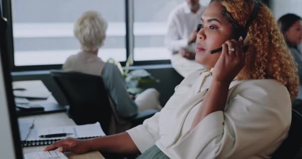 呼叫中心妇女 沟通和解释客户服务 帮助和建议在办公室的职业生涯 黑人妇女 Crm专家或顾问与我们联系 客户支持和咨询客户 — 图库视频影像