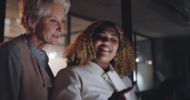 Business Kvinder Med Tablet Mentor Samarbejde Med Rådgivning Udøvende Medarbejder – Stock-video