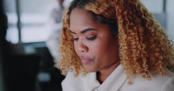 Negocios Mujer Negra Centran Mecanografía Computadora Horario Línea Oficina Moderna — Vídeos de Stock