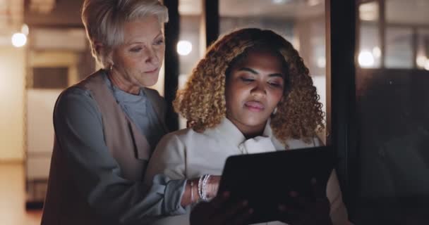 Kadınları Akıl Hocaları Tavsiyelerle Işbirliği Yönetici Çalışanlar Tabletle Birlikte Çalışıyor — Stok video