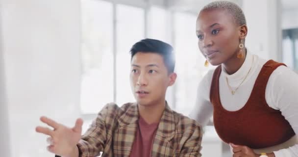 Seoデジタルマーケティング戦略やフィードバックに従業員を指導するリーダーシップ 黒人女性やマネージャー コンピュータ レポートの書類作成や広告の専門家のコーチング ヘルプまたはトレーニング日本の労働者 — ストック動画