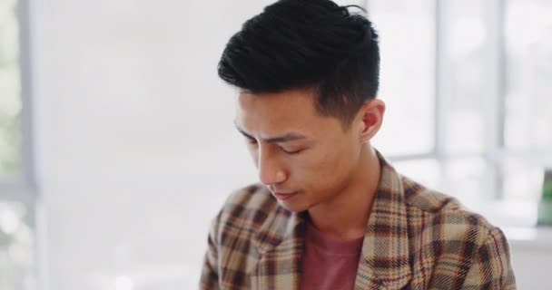 Азіатський Бізнесмен Торкається Болю Руки Або Шиї Сучасному Офісі Маркетингу — стокове відео