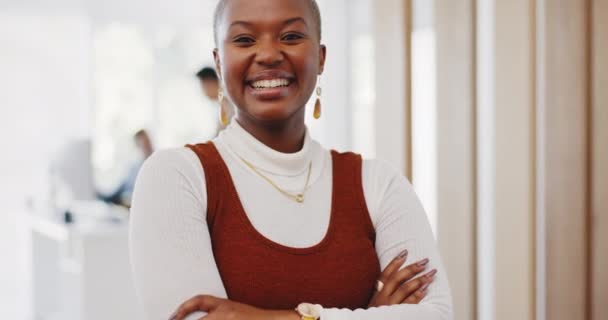 Face Leadership Black Woman Arms Crossed Office Ready Targets Goals — Vídeo de stock