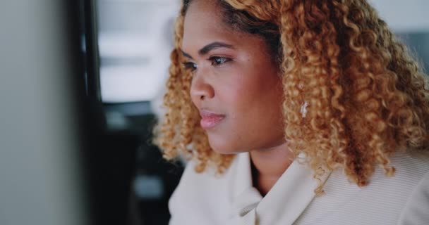 Negocios Mujer Negra Centran Mecanografía Computadora Horario Línea Oficina Moderna — Vídeos de Stock