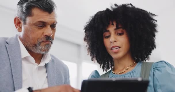 Corporate Black Woman Businessman Tablet Planning Schedule Analytics Office Teamwork — 비디오