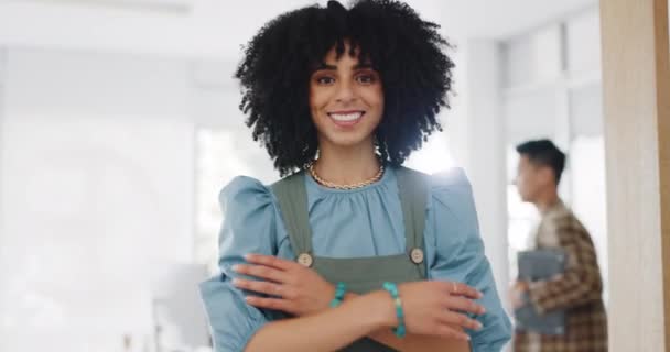 Face Leadership Black Woman Arms Crossed Office Ready Targets Goals — Video Stock