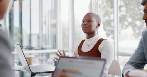 ビジネス 黒人女性とチーム スタッフ 創造的なブレインストーミングと話すリーダー アフリカ系アメリカ人女性 広告のためのリーダーシップとグループプロジェクト 新しいキャンペーンとコラボレーションのためのトレーニング — ストック動画