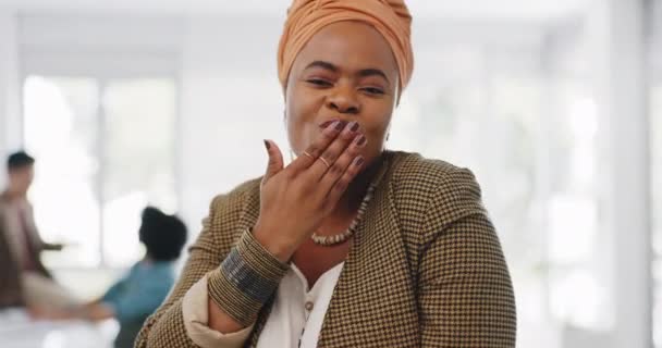 Μαύρη Γυναίκα Πρόσωπο Και Φυσώντας Φιλί Στο Γραφείο Για Την — Αρχείο Βίντεο